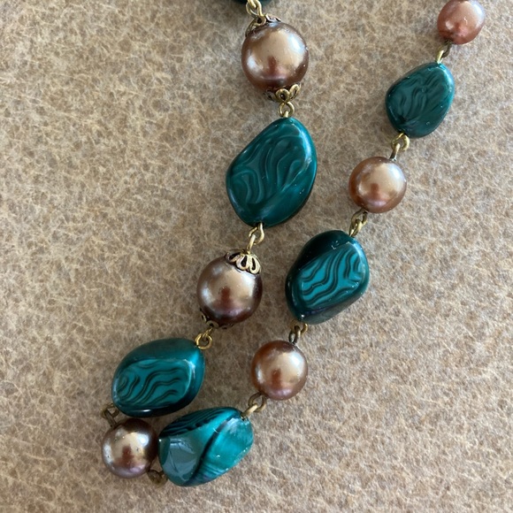 Vintage Necklace with green beads and taupe pearls, screwback closure - Picture 3 of 12
